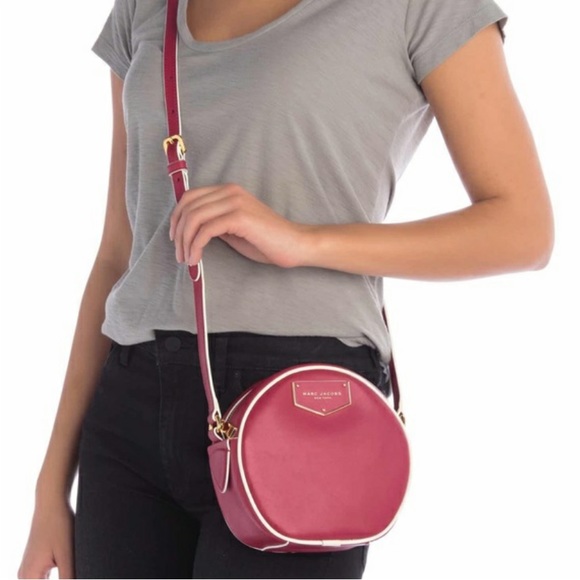 NWT MARC JACOBS RED VOYAGER CIRCLE CROSSBODY BAG - Picture 2 of 9
